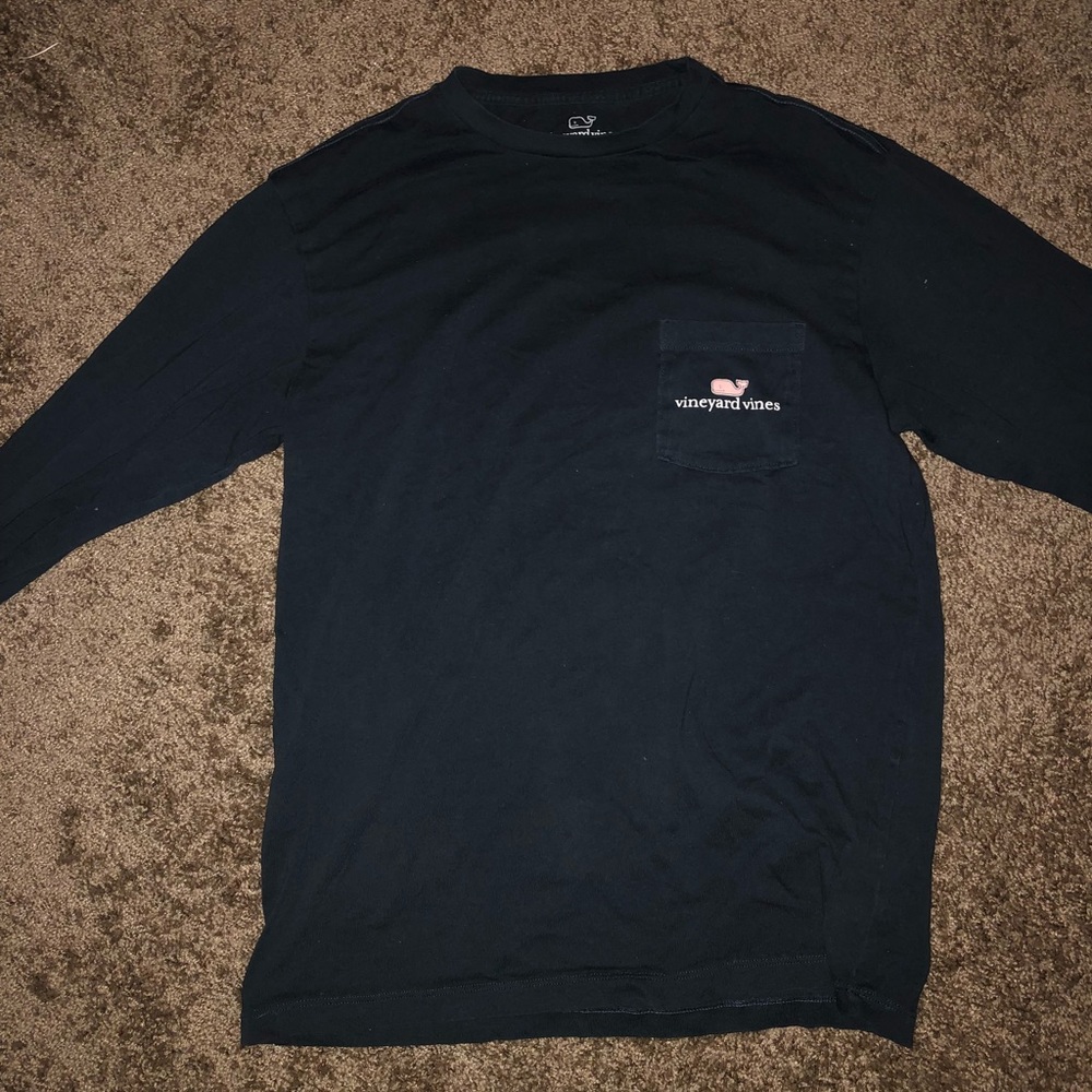 Vineyard Vines navy long sleeve pocket tee!
